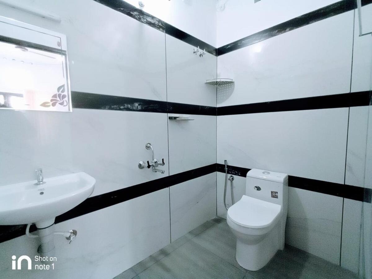 Апартаменты Elamkulam Penthouse - 3Bhk Ac With Kitchen - Kochi Chottanikara Экстерьер фото