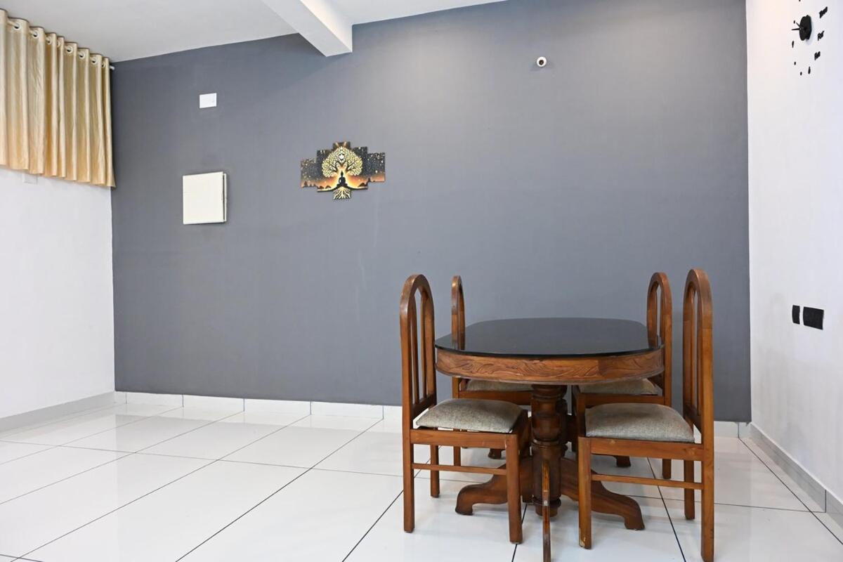 Апартаменты Elamkulam Penthouse - 3Bhk Ac With Kitchen - Kochi Chottanikara Экстерьер фото