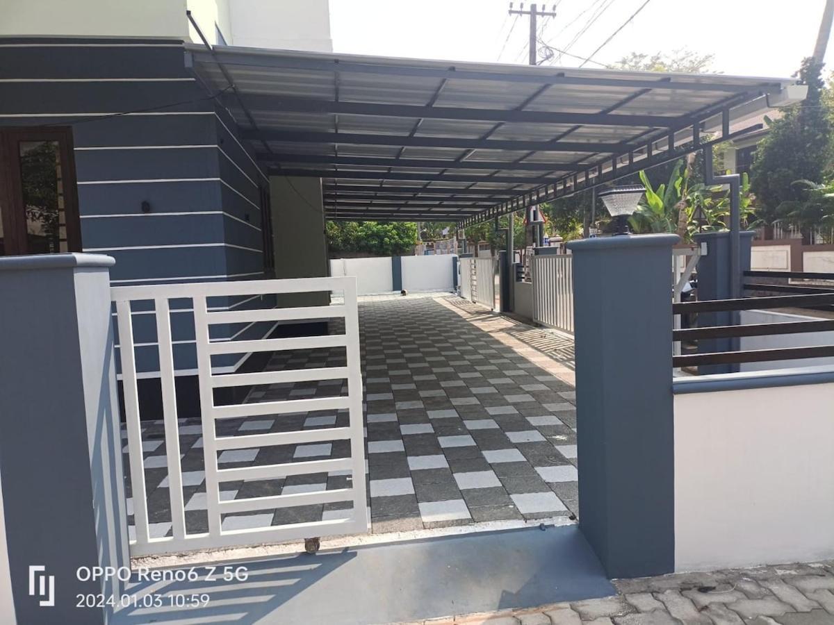 Апартаменты Elamkulam Penthouse - 3Bhk Ac With Kitchen - Kochi Chottanikara Экстерьер фото