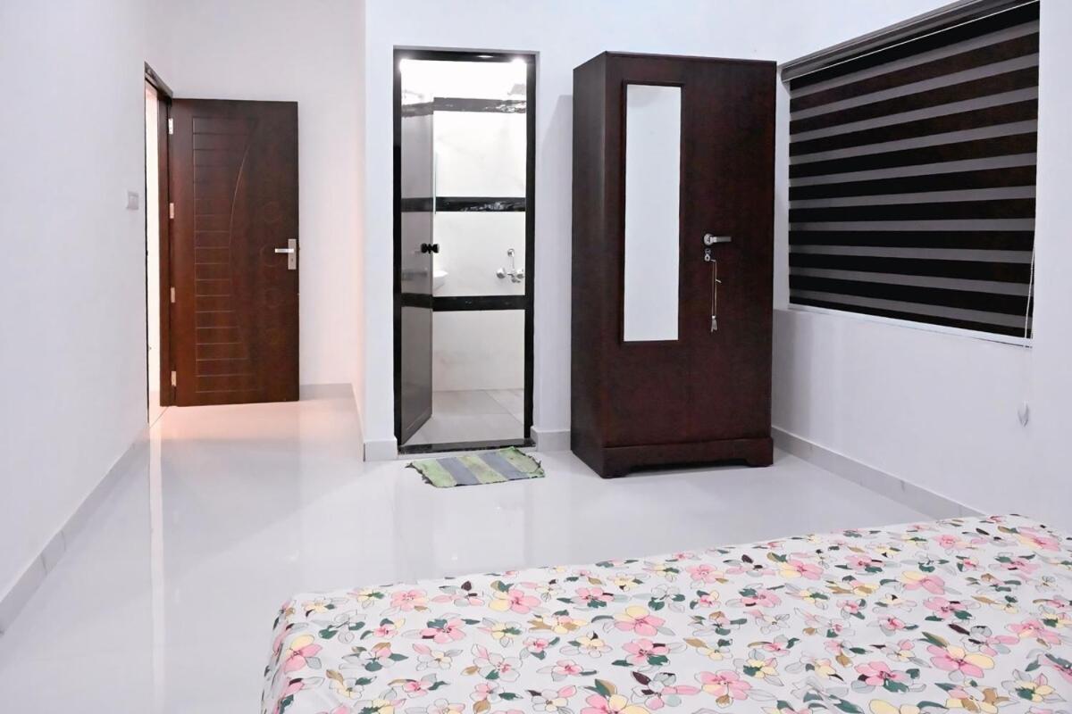 Апартаменты Elamkulam Penthouse - 3Bhk Ac With Kitchen - Kochi Chottanikara Экстерьер фото