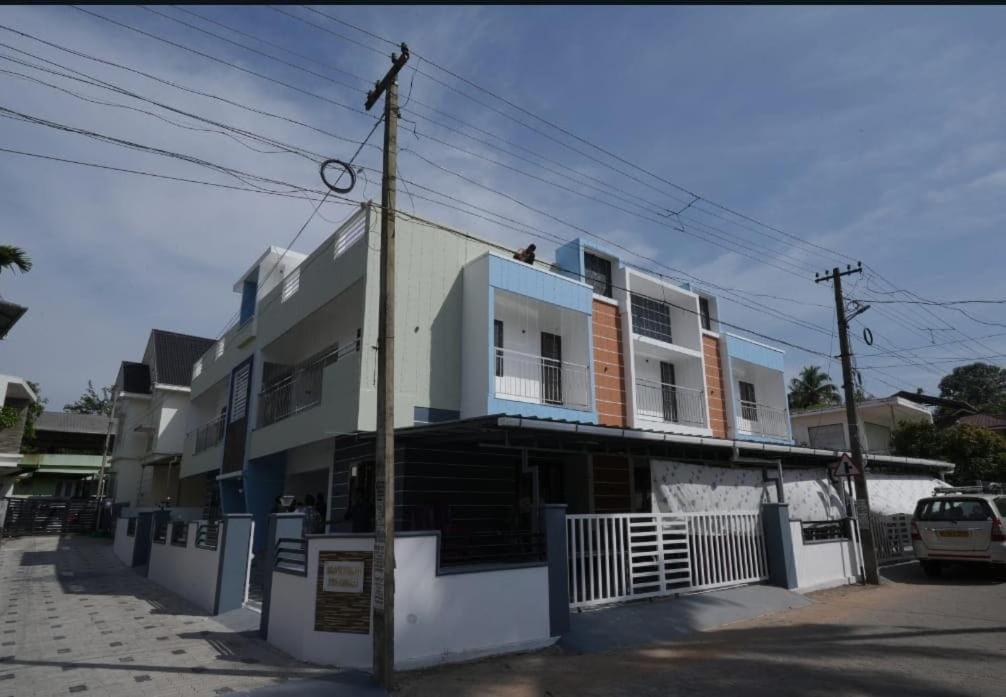 Апартаменты Elamkulam Penthouse - 3Bhk Ac With Kitchen - Kochi Chottanikara Экстерьер фото